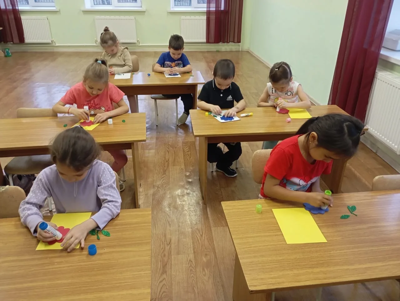 Балалар бакчасында кисеп ябыштыру мәктәпкәчә яшьтәге балаларны үстерү өчен төрле аспектларда: күнекм