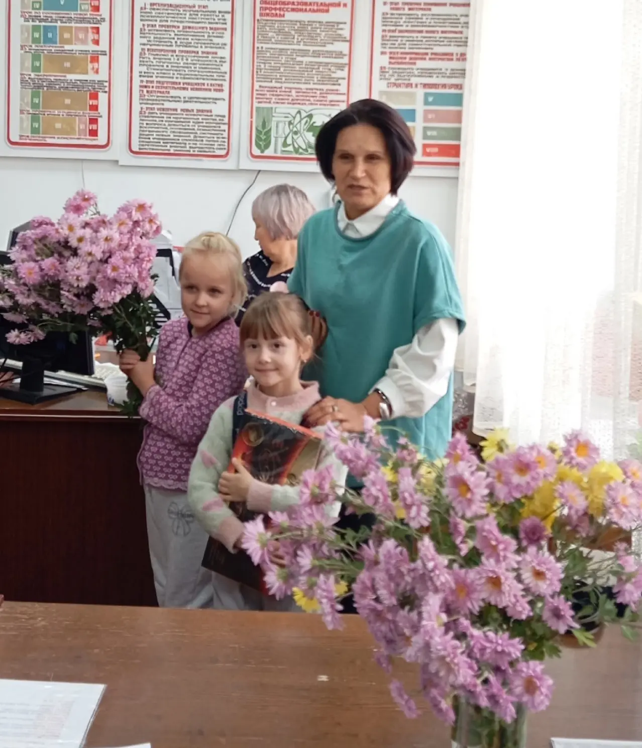 Дошколята нашего сада вместе с заведующей Софьиной. Е. Ф посетили МОУ СОШ села Толсты и...