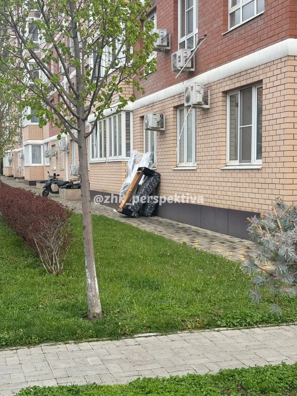 Замечательный сосед продолжает устраивать вонь в подъезде.