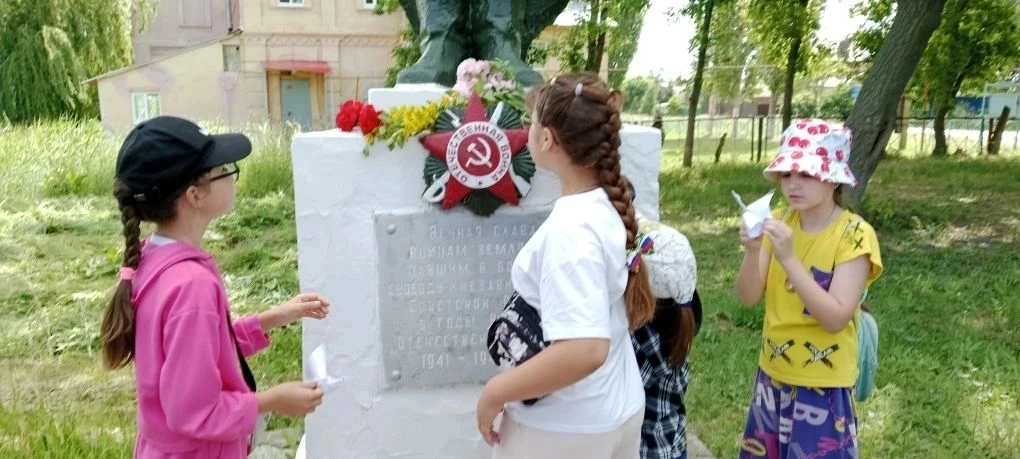 🕊️ В нашей школе прошла памятная акция «Мы помним о Вас», посвящённая всем, кто не вернулся с полей