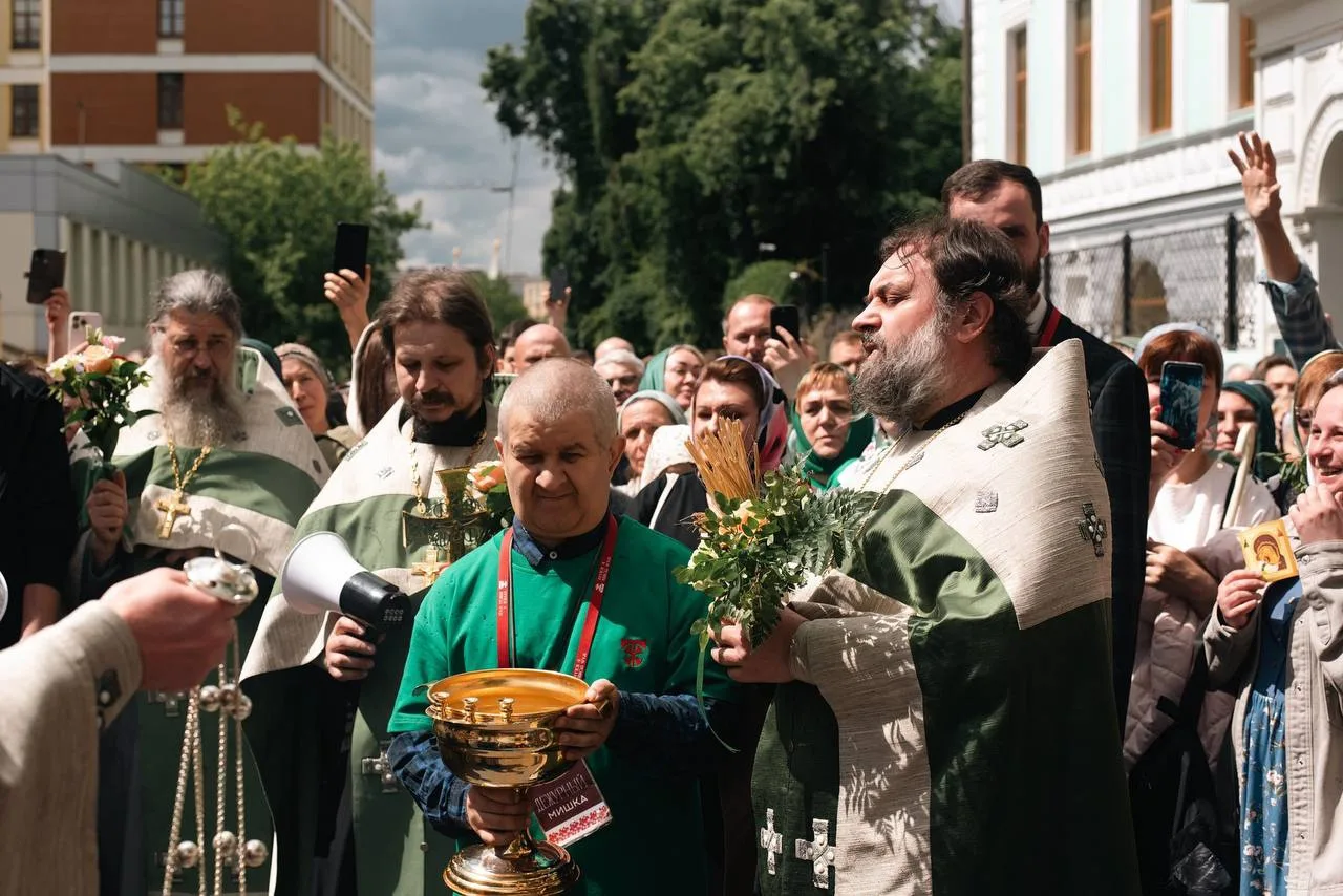 🌿Дорогой Михаил!

От настоятеля, духовенства и прихожан Храма Живоначальной Троицы в Хохлах сердечн