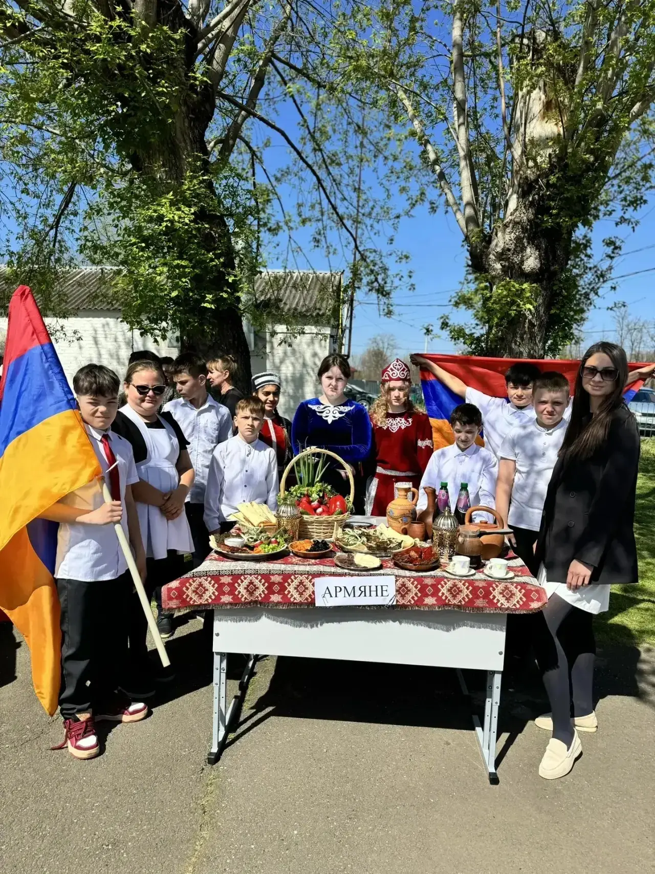 В МБОУ ООШ № 9 имени А.П .Маресьева.,прошло масштабное мероприятие 🎊, посвящённое ярмарке народов и 