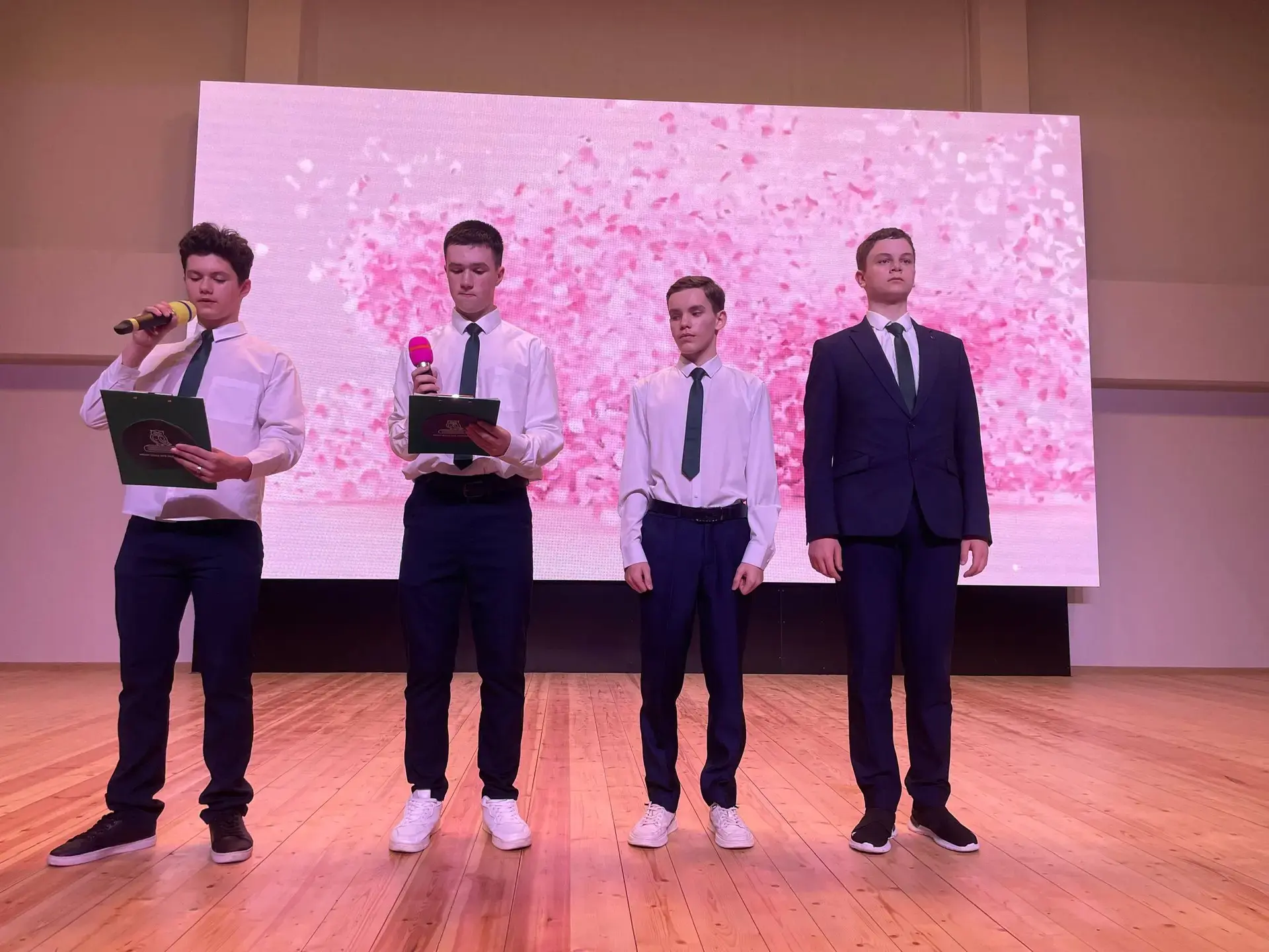 В нашей школе состоялся душевный и яркий  весенний концерт 🌸 , подготовленный учениками 8‑х классов.
