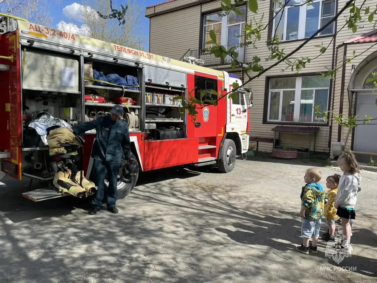 🔥Огнеборцы познакомили ребят с пожарным ремеслом  🚒 В гости к воспитанниками комплексного центра соц
