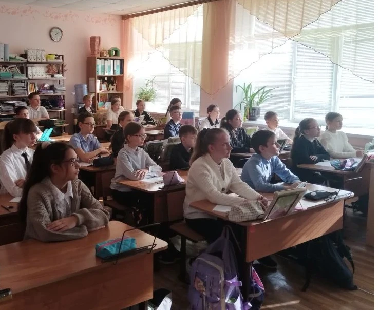 📚Начали новую учебную неделю с традиционной линейки выноса флага и исполнения Гимна Российской Федер