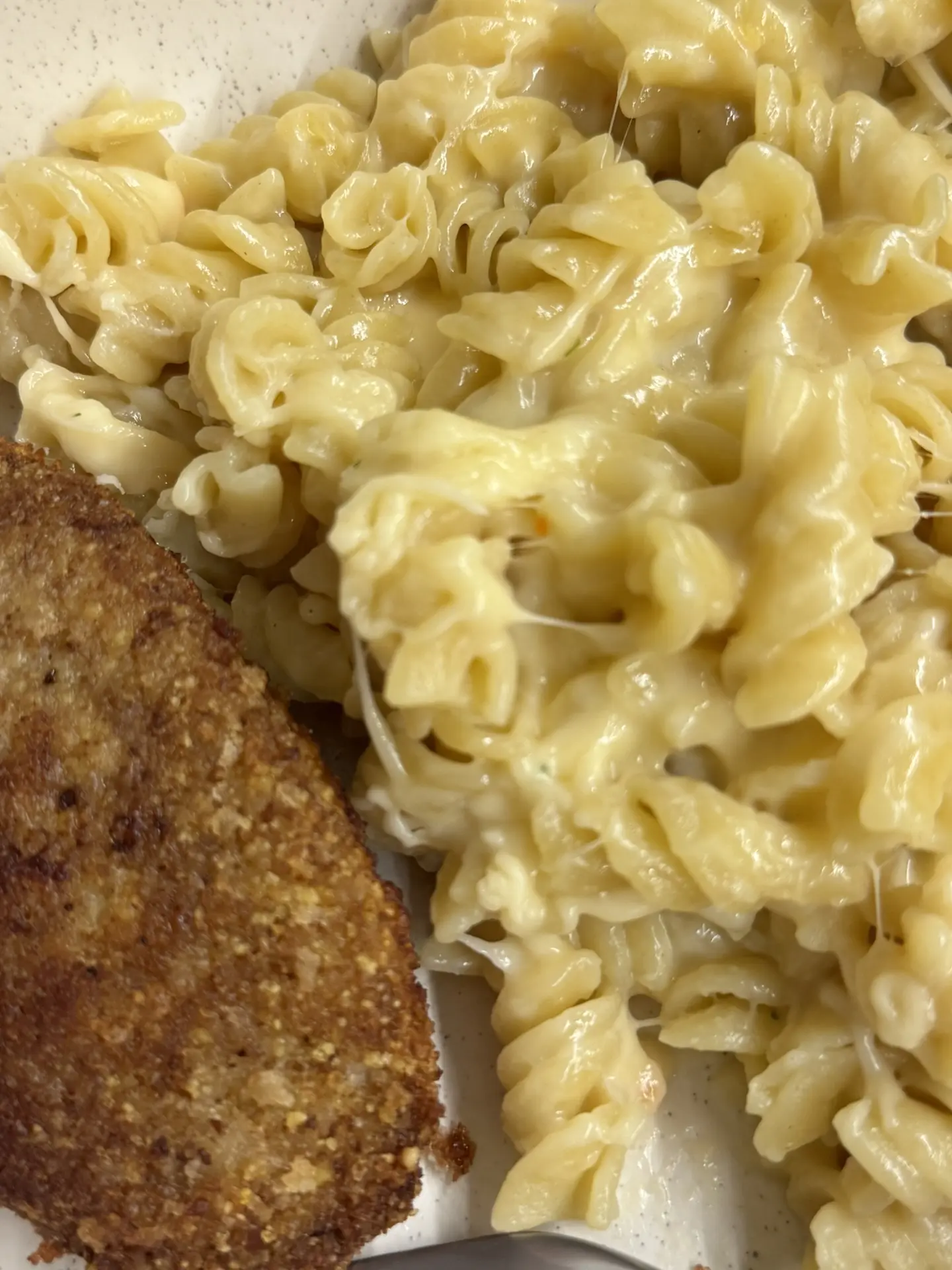 Моё любимое комбо из детства: макароны с сыром (чем больше сыра, тем лучше) и жареные к...