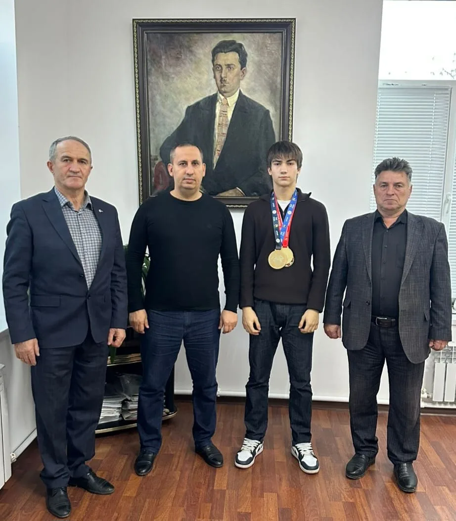 Глава АСП "сельсовет" Герейхановский" Алдыров Руслан Алиевич принял у себя и поздравил ...