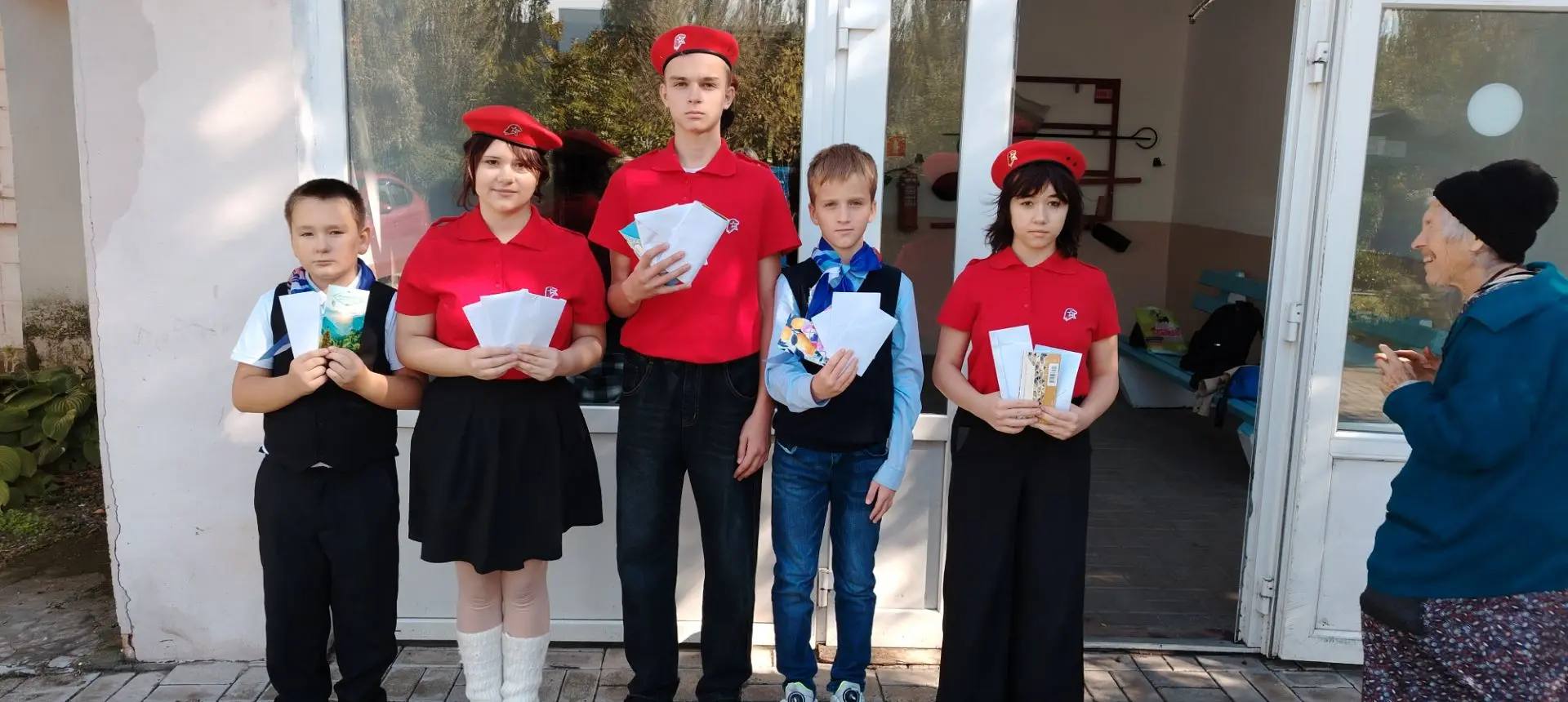 Школьники Бердянска навестили постояльцев гериатрического пансионата