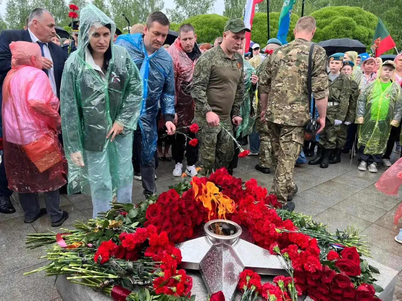 В Великих Луках открыли мемориал славы Героям специальной военной операции  В Великих Луках состояло