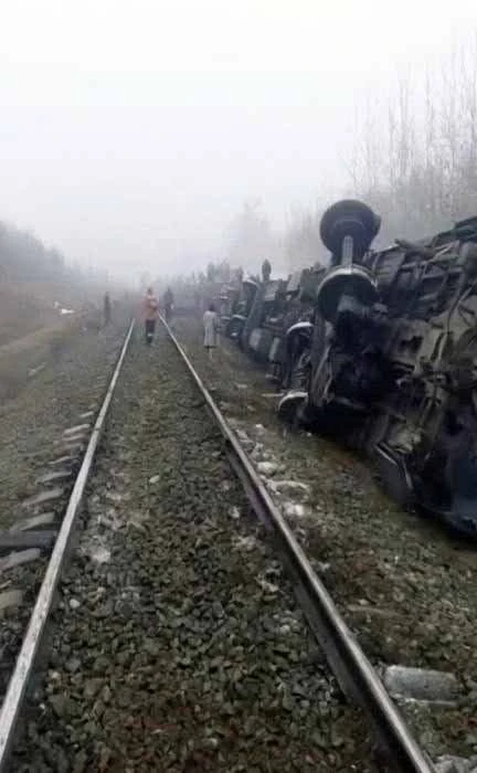 🚊 20 человек, в том числе один ребёнок, пострадали в результате схода с рельсов семи вагонов пассажи