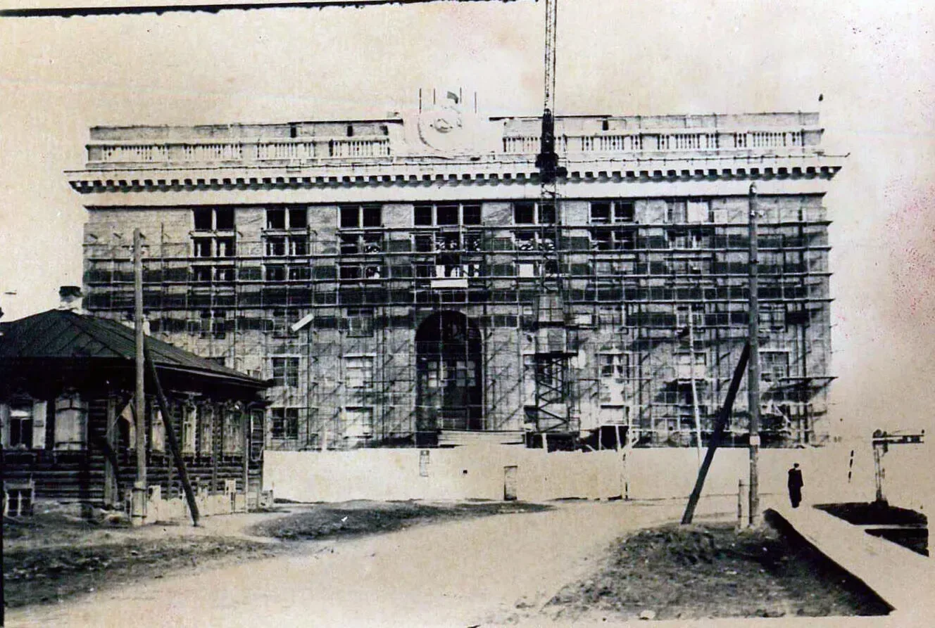 Кемерово 1950-х. Площадь Советов. Строительство здания Кемеровского ОК КПСС.Фото из арх...