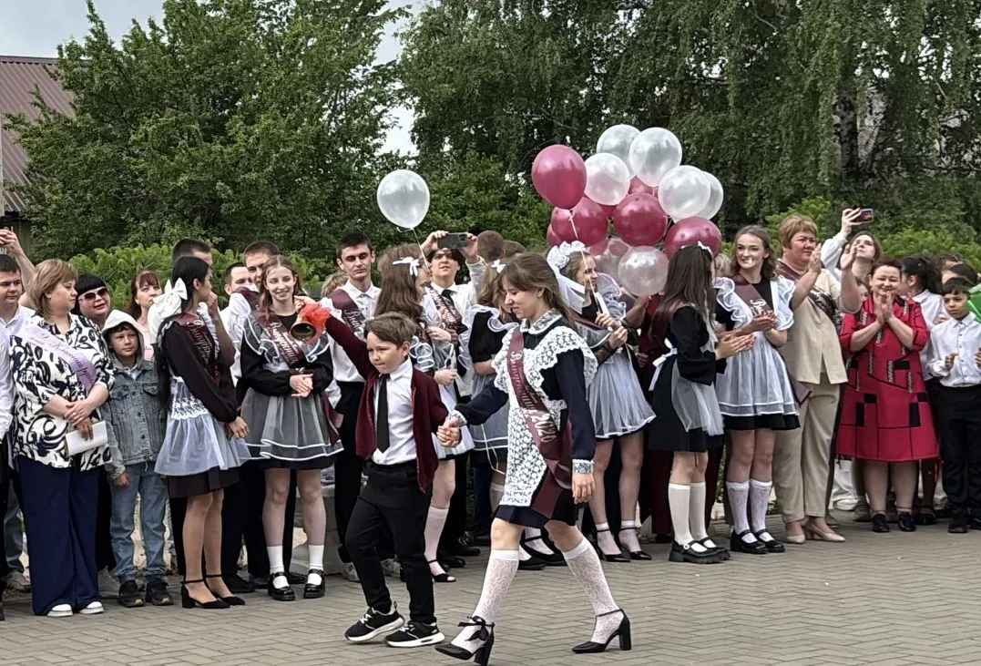 🔔✨ Торжественный "Последний Звонок" в Урюпинске: Проводы Юности и Встреча с Будущим! ✨🔔  Словно на к