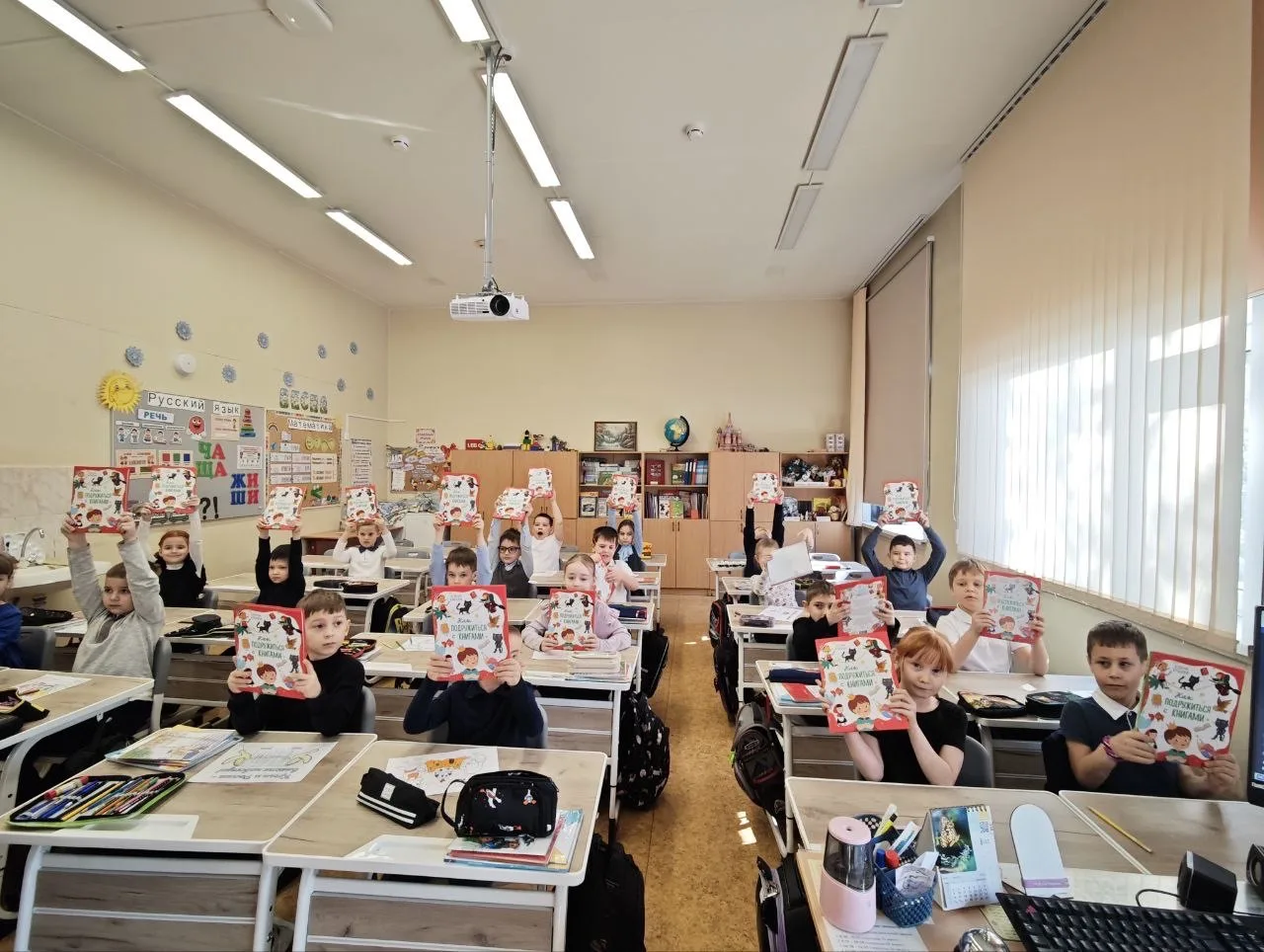 📚✨Ура! Ученики 1‑х классов успешно закончили изучение «Азбуки» — это большой шаг в мире чтения!  🎭В 