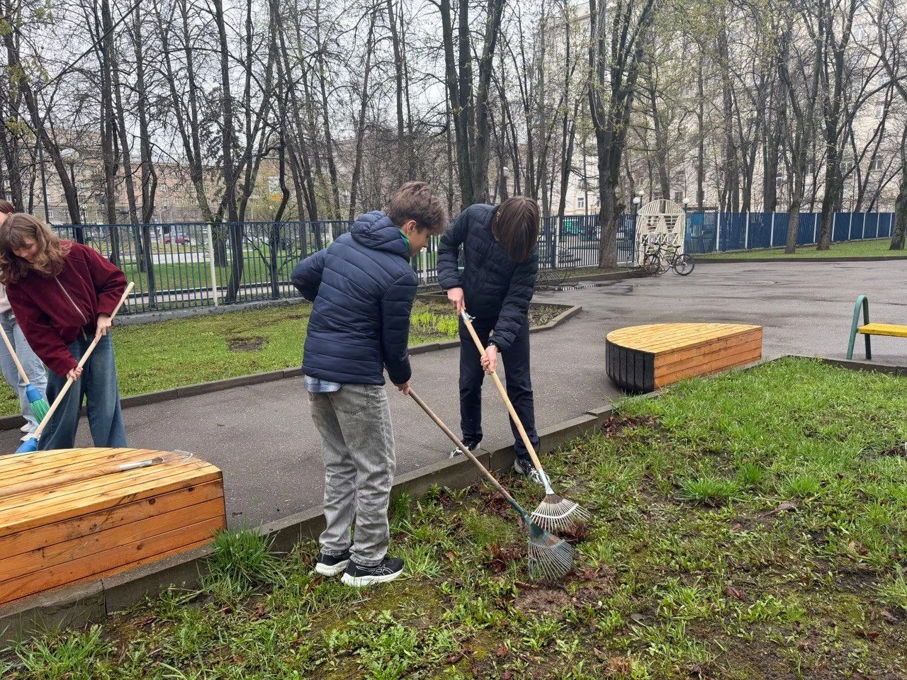 Традиционно апрель – это время уборки в предвкушении лета.  Волонтёры с Кутузовского проспекта, 28 у
