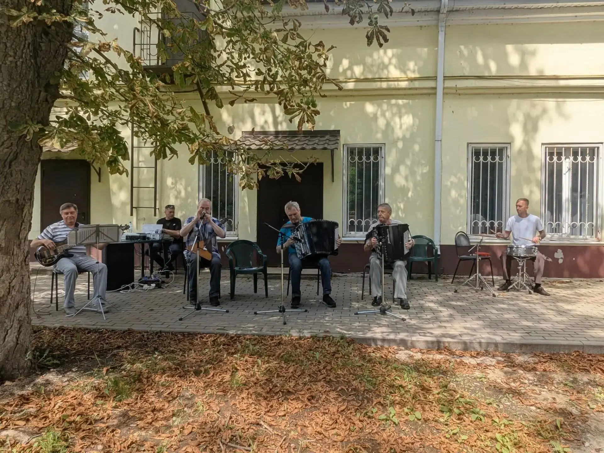И снова на открытой площадке Районного Дворца культуры царила праздничная атмосфера. Уже полюбившиес