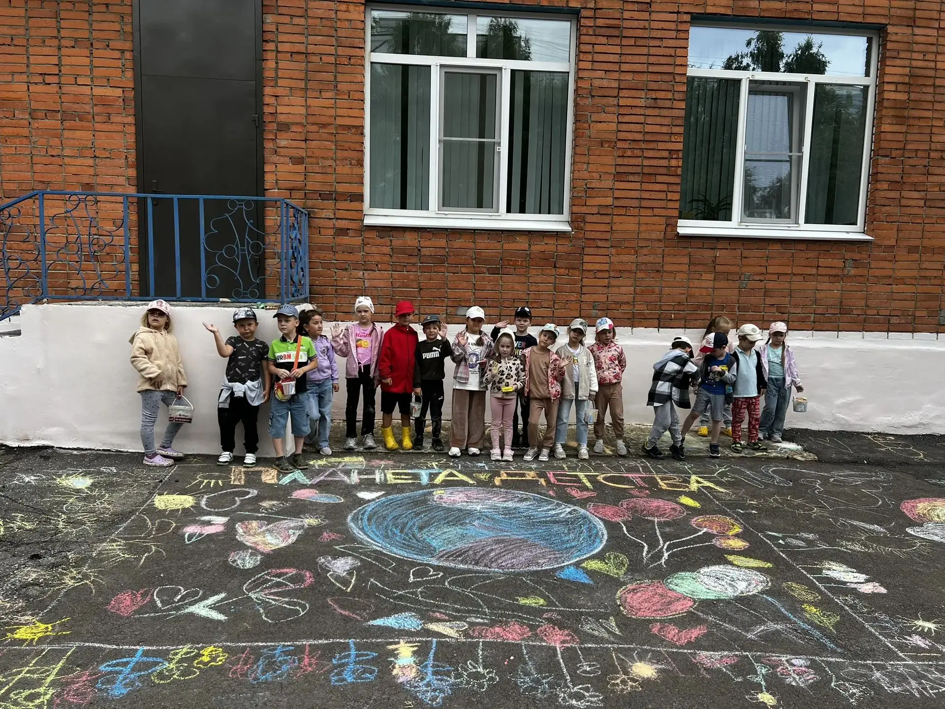 Наша «Росинка»💧 отметила Всемирный день рисования на асфальте! ☀️🎨 

Ребята, вооружившись мелками 