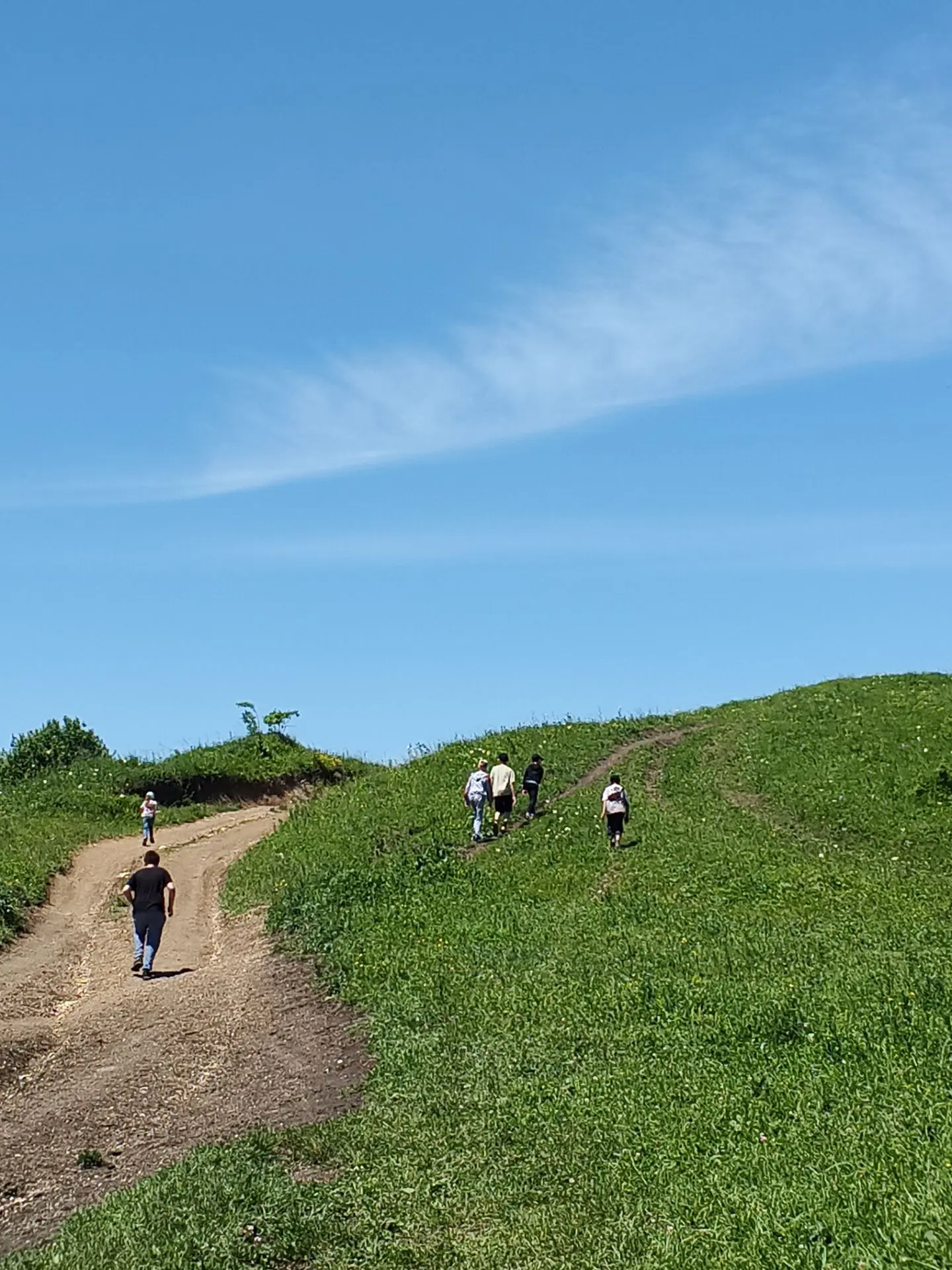 🎒 19 июля: поход 4 класса к хребту Герпегем! 🏞️

Шаги по тропе, ветер в лицо, горы вокруг — и цела
