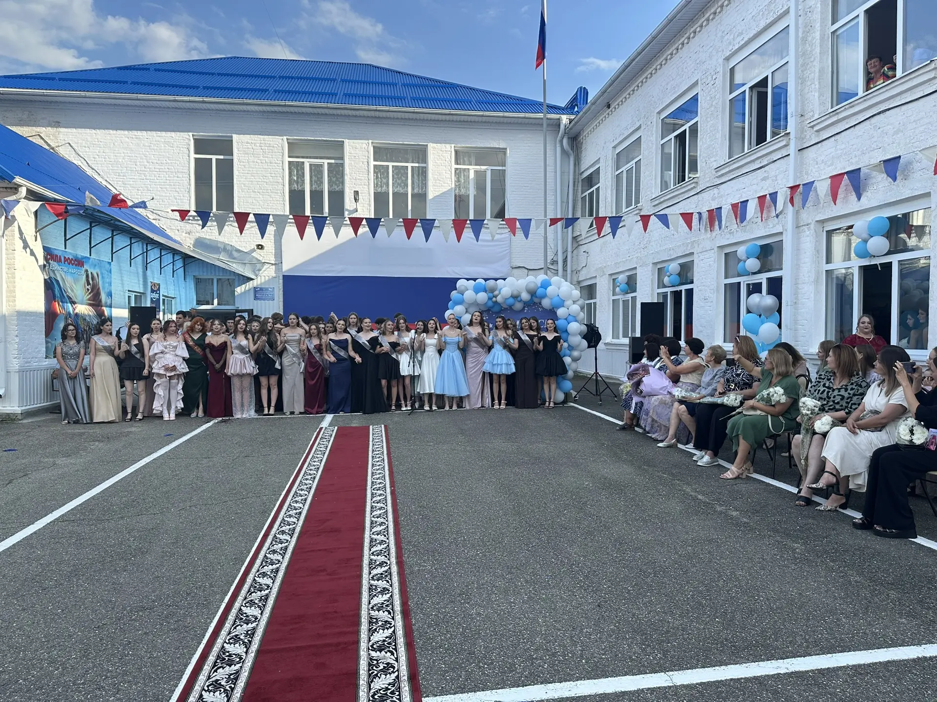 Торжественное вручение аттестатов в 9 классе — это важное событие, которое символизирует завершение 