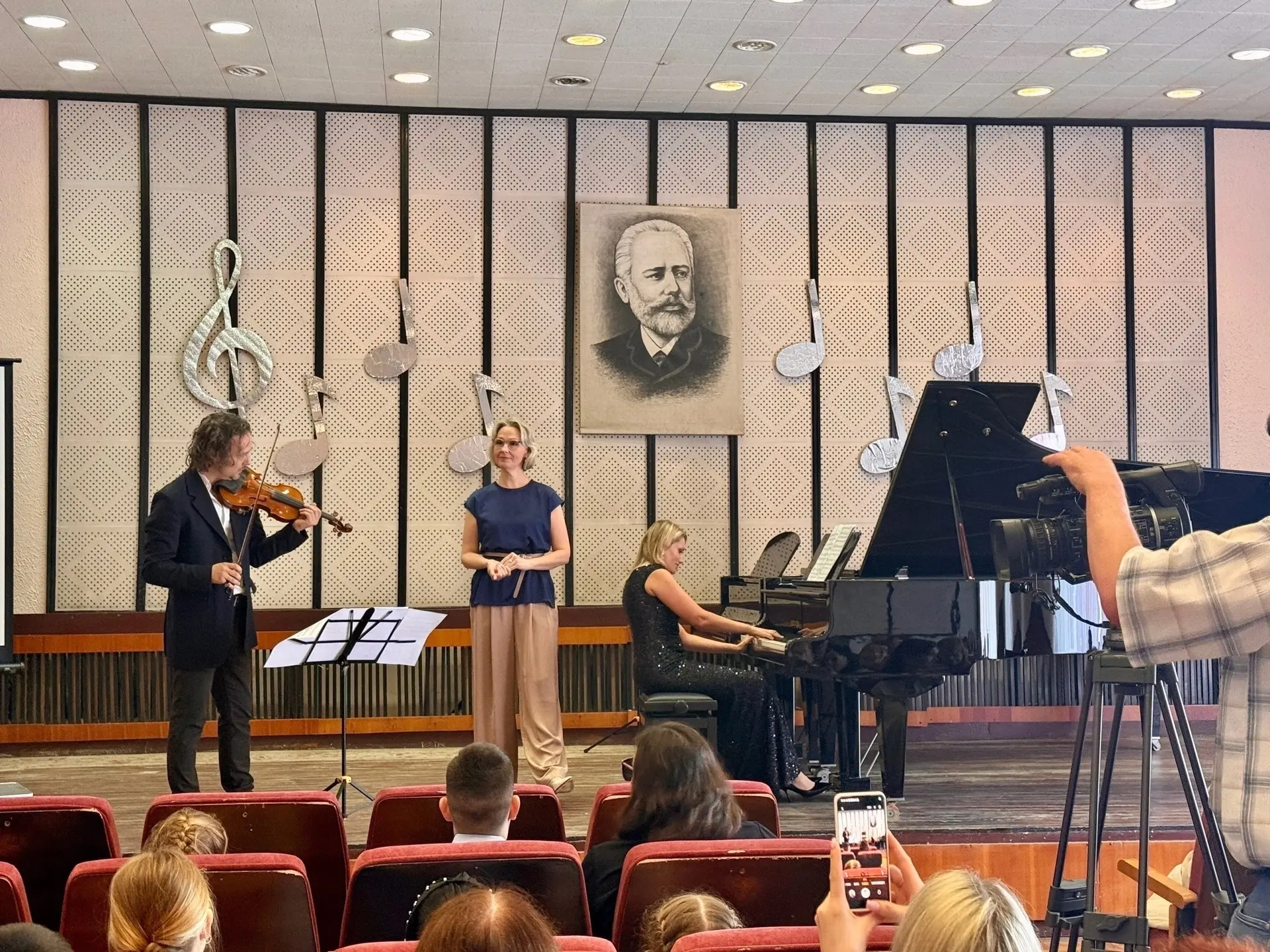 Юные среднеуральцы зажигают на «Волшебстве звука»

🎶 Сразу пять учащихся Детской школы искусств— Ка
