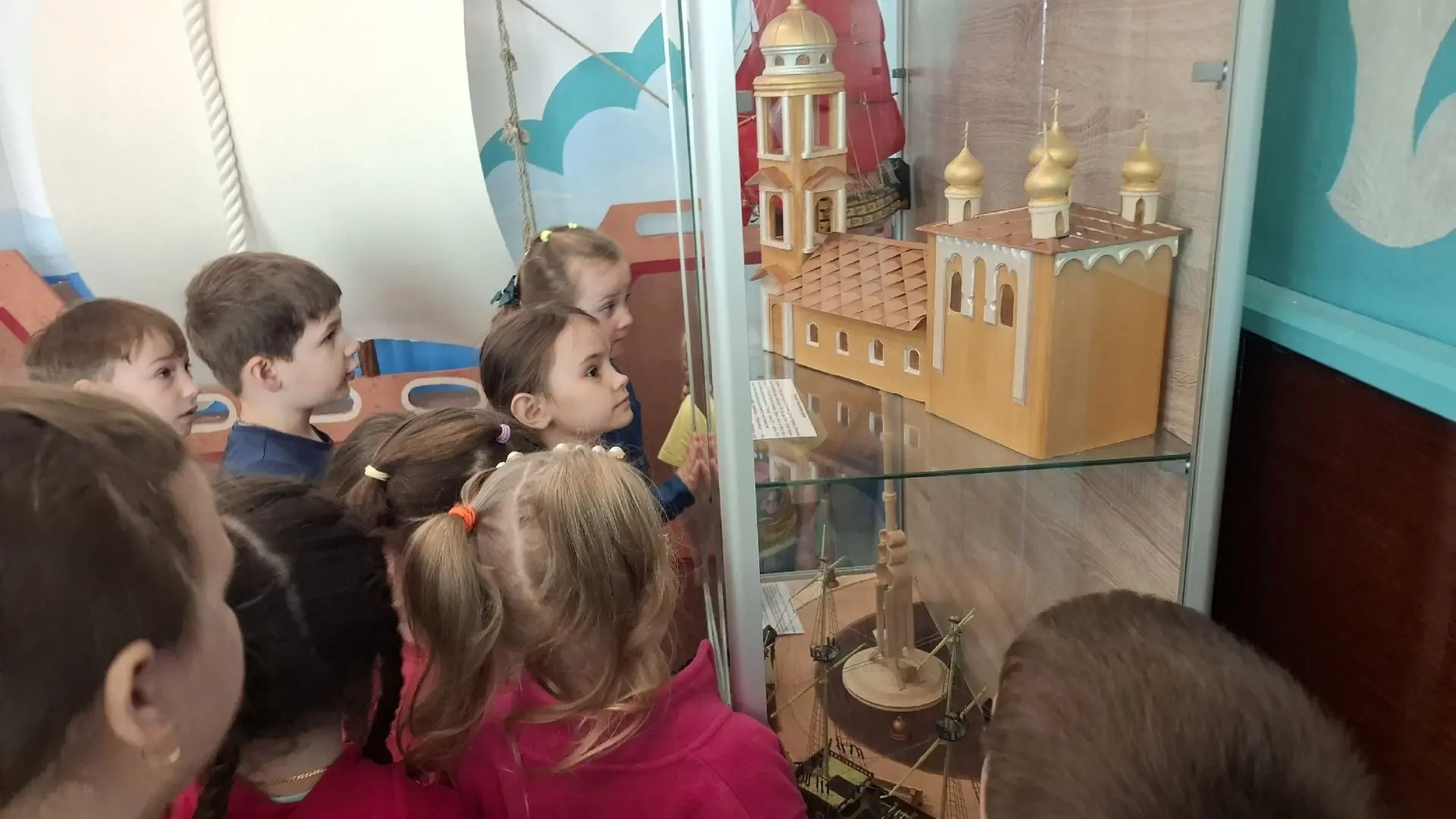 ✨ День музеев: путешествие в мир истории для юных исследователей! ✨ 
 
В честь Международного дня му