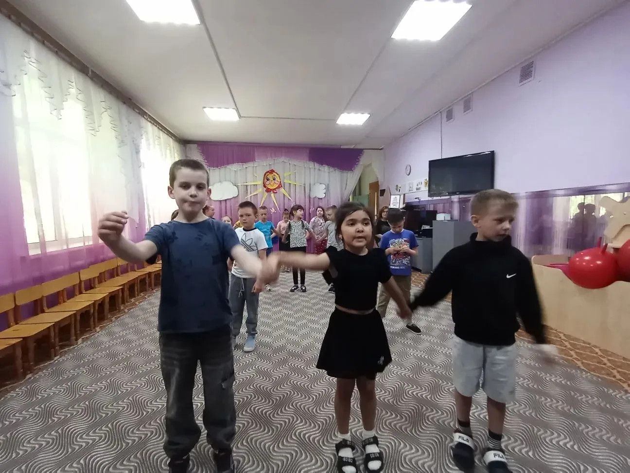 В детском саду продолжается подготовка к  празднику для выпускников подготовительной гр...