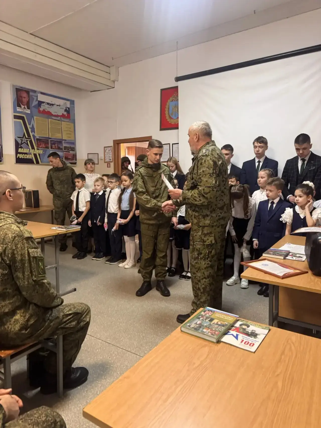 ✨ Сегодня Юные орлята  2 д класса и ученики 10 класса МАОО СОШ №1 с. Смоленка посетили воинскую част