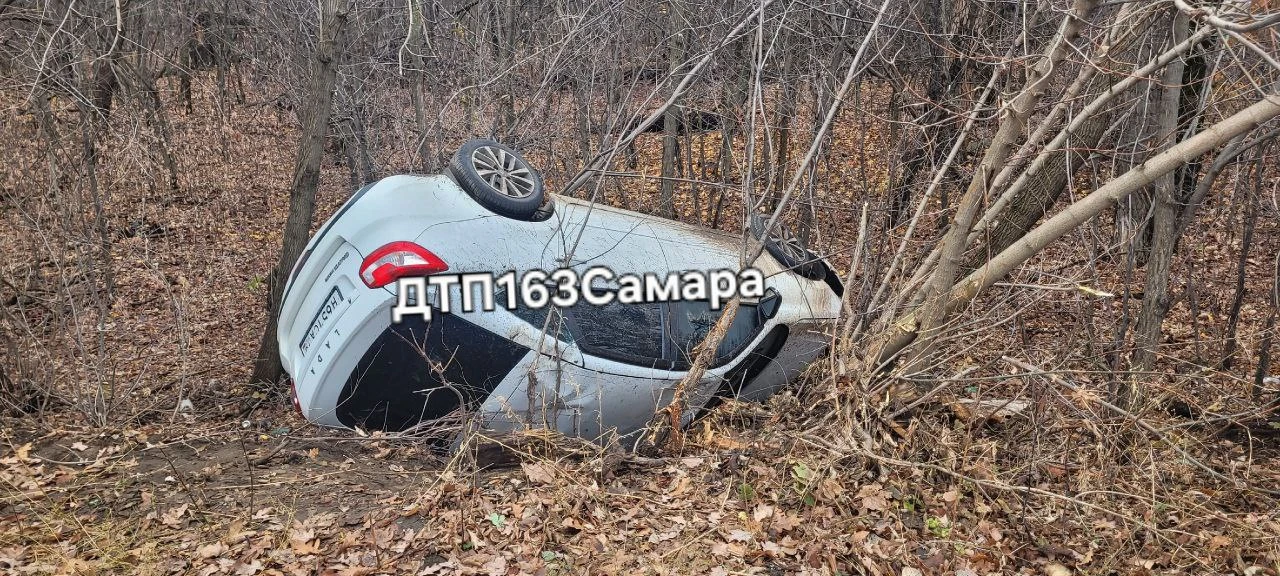 В районе СНТ "Сплавщик" обнаружен перевернутый автомобиль.  Подробности пока не известны