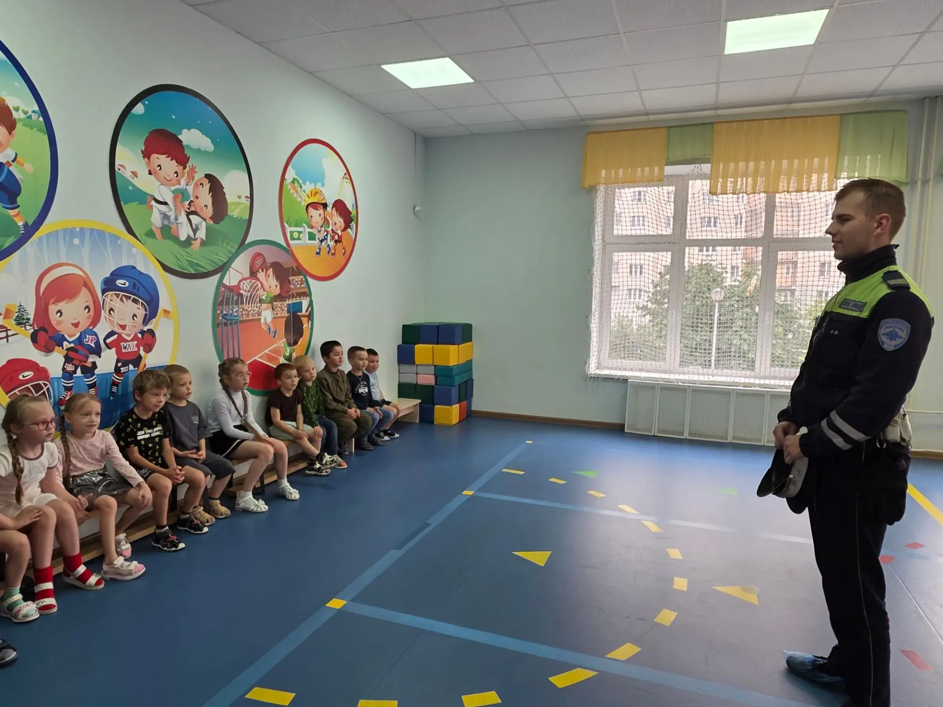 Сегодня в гости к ребятам приходил инспектор ГИБДД, он провел с ребятами увлекательную ...