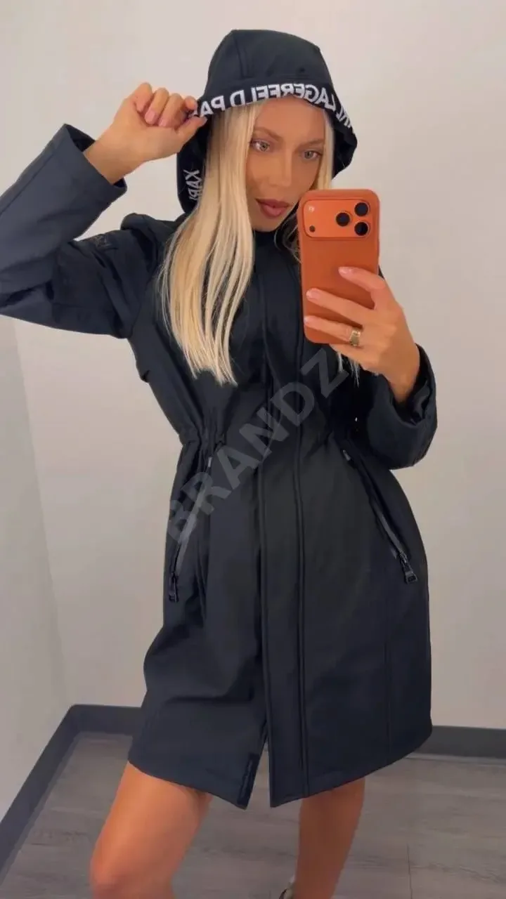 Обратите внимание на эту непромокаемую парку от Karl Lagerfeld Paris 🤎