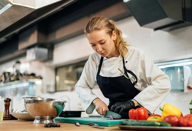 🧑‍🍳 Повара, пекари и кондитеры остаются дефицитными специалистами в Сибири. 

В сфере общепита Том