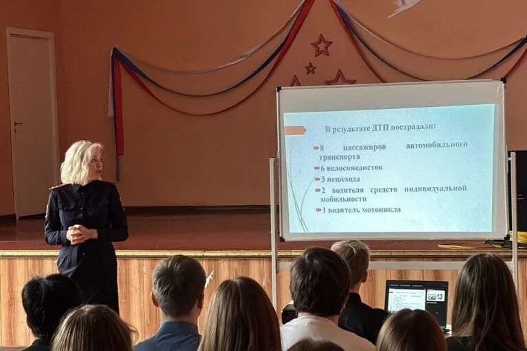 🚘 В лицее №25 прошло занятие по ПДД для старшеклассников. Начальник Госавтоинспекции М...
