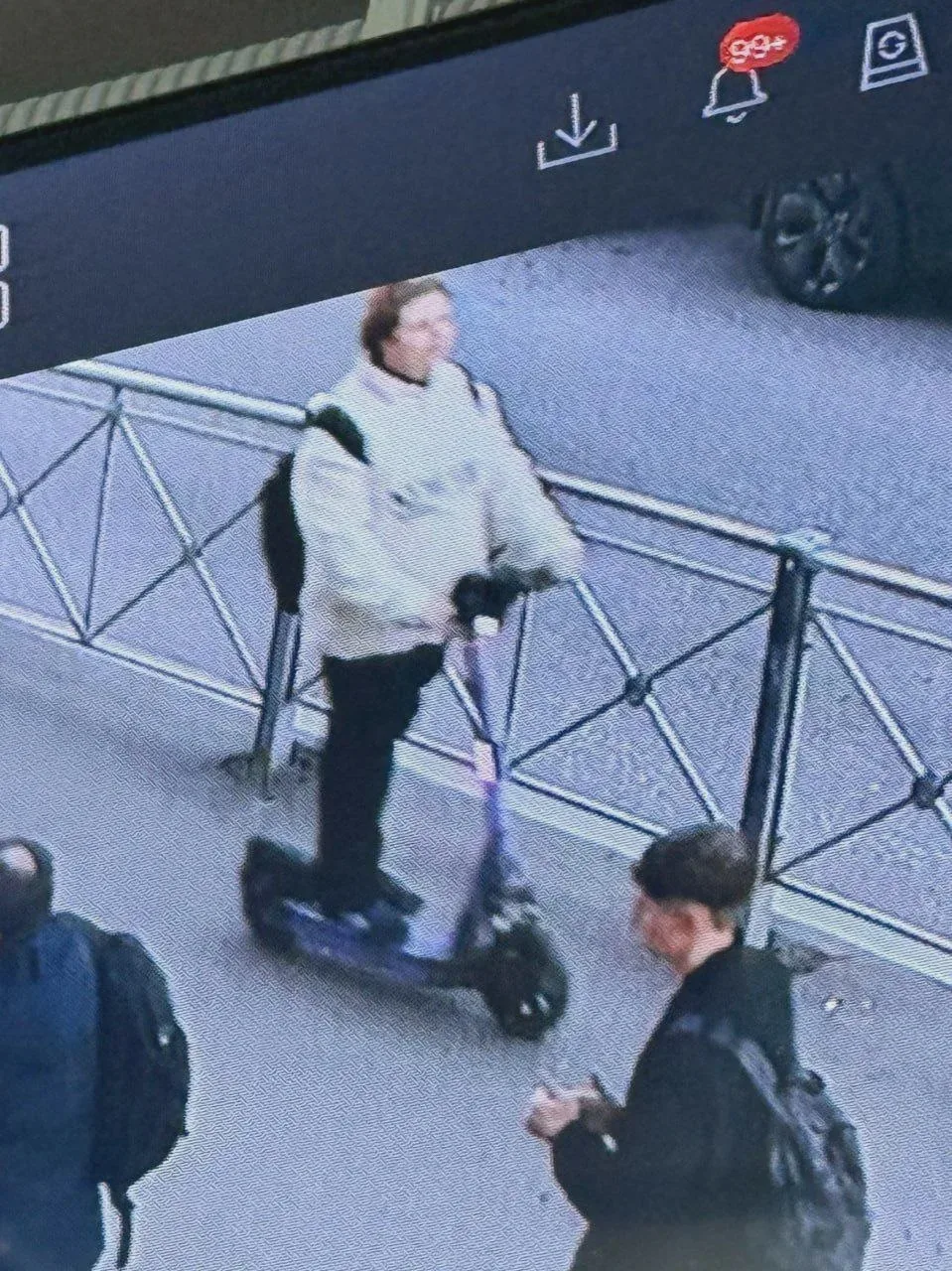 В Петербурге разыскивают мужчину на самокате