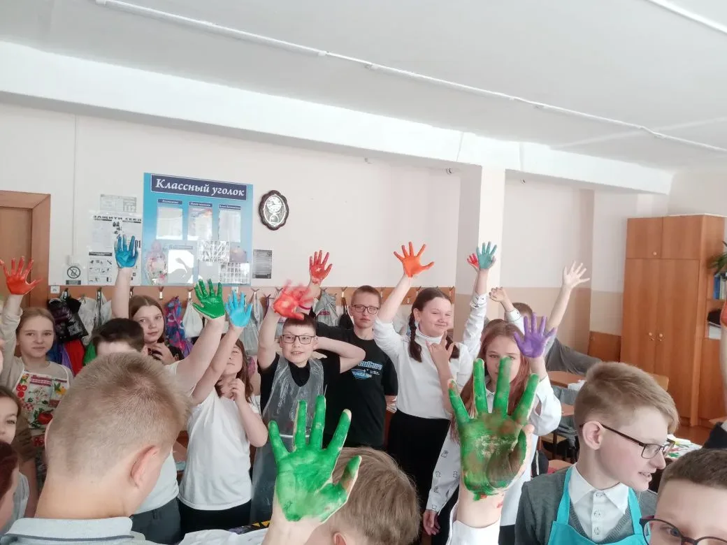 🎨 Сегодня в 4 «В» творили по‑крупному! Урок ИЗО вышел за рамки бумаги: ребята вооружились акриловыми