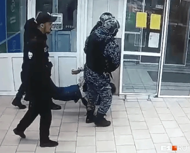 Забили, а труп привезли в полицию. В Екатеринбурге задержали второго участника расправы...