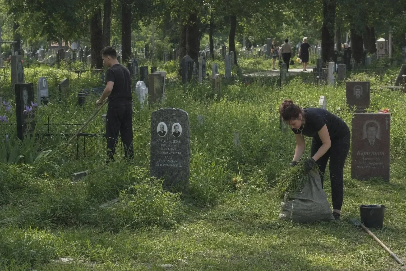 Дзержинские ветераны привели в порядок воинские захоронения в селе Черное

Здесь покоятся останки бо