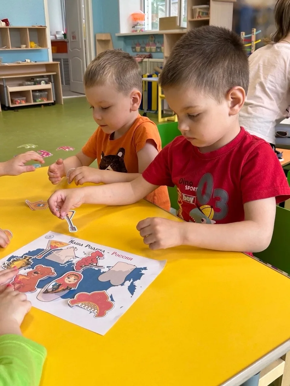 Патриотическое воспитание в игре: готовились к празднику, актуализировали знания о России 🇷🇺 А зат