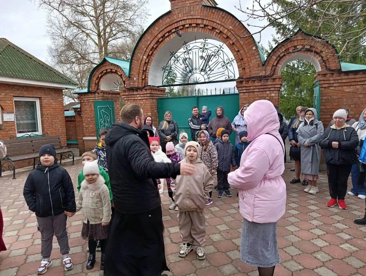Дети, родители и педагоги подготовительной к школе группы "Радуга" ДО "Золотой петушок" продолжают з