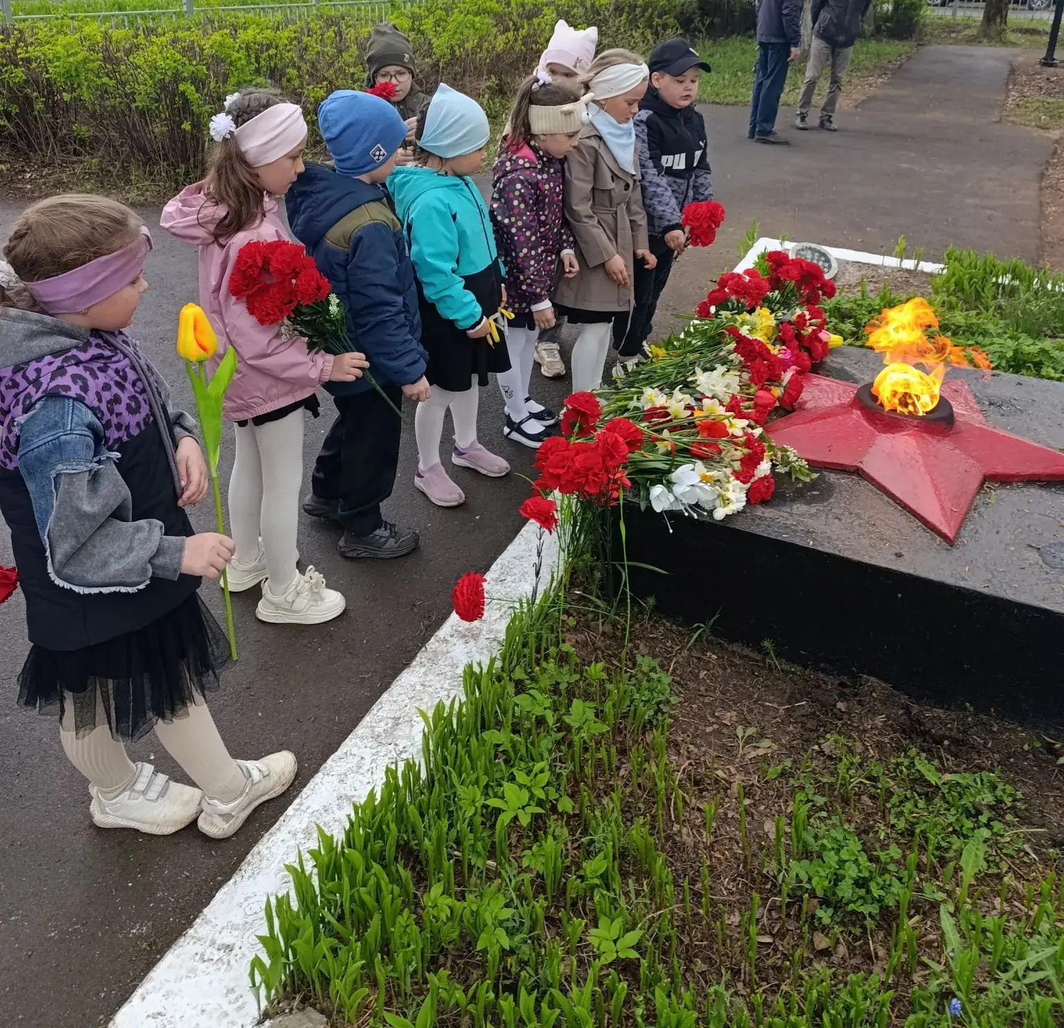Минута молчания и возложение цветов к памятнику воинам -электроконтактовцам в сквере ми...