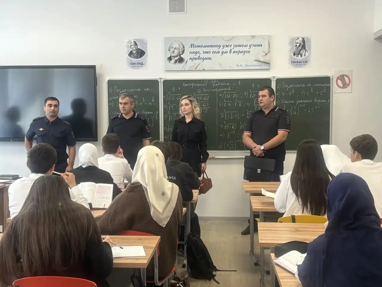 📢 1 октября 2026 года в МБОУ СОШ №2 г. Каспийска прошли профилактические беседы с учащ...