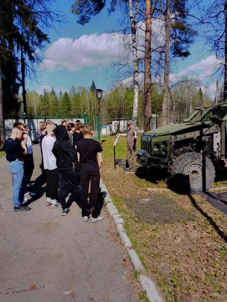⭐Будни идут, а наши восьмиклассники в  военно-патриотическом центре Авангард. ☝️  🇷🇺 Ребята познаком