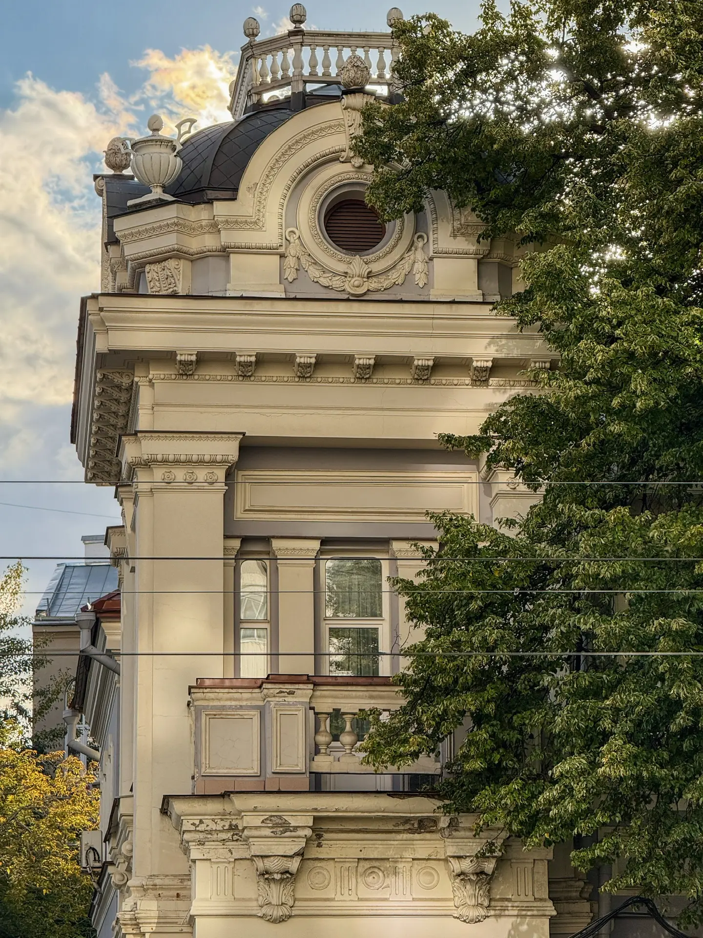 Пропала на целую неделю, а всё потому что работаю над новой экскурсией. Я настолько пог...