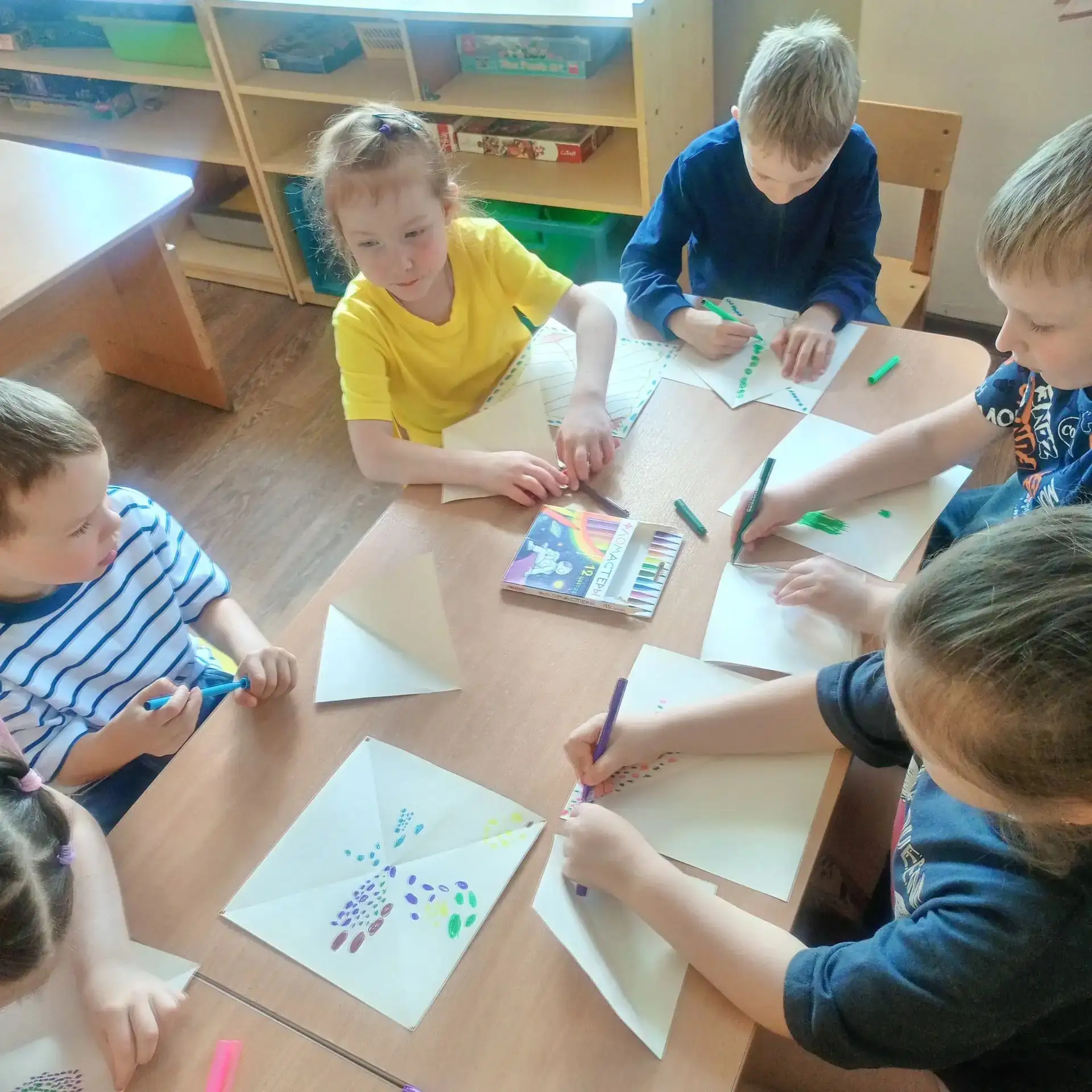 Бабочка-красавица,
В ярком, цветном платьице,
Покружилась, полетала,
Села на цветок, устала…
- Не дл