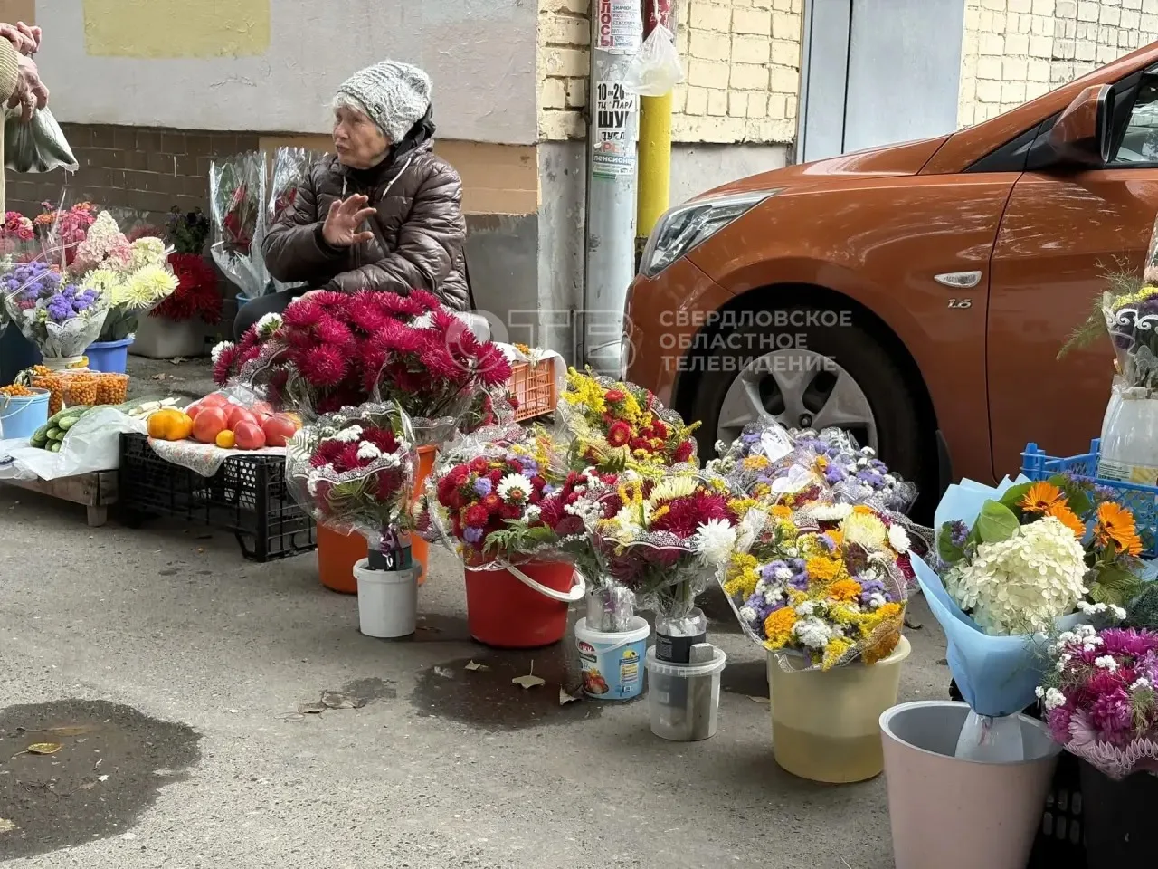 «У нас дешевле и цветы другие»: бабушки рассказали, почему букеты к 1 сентября покупают...