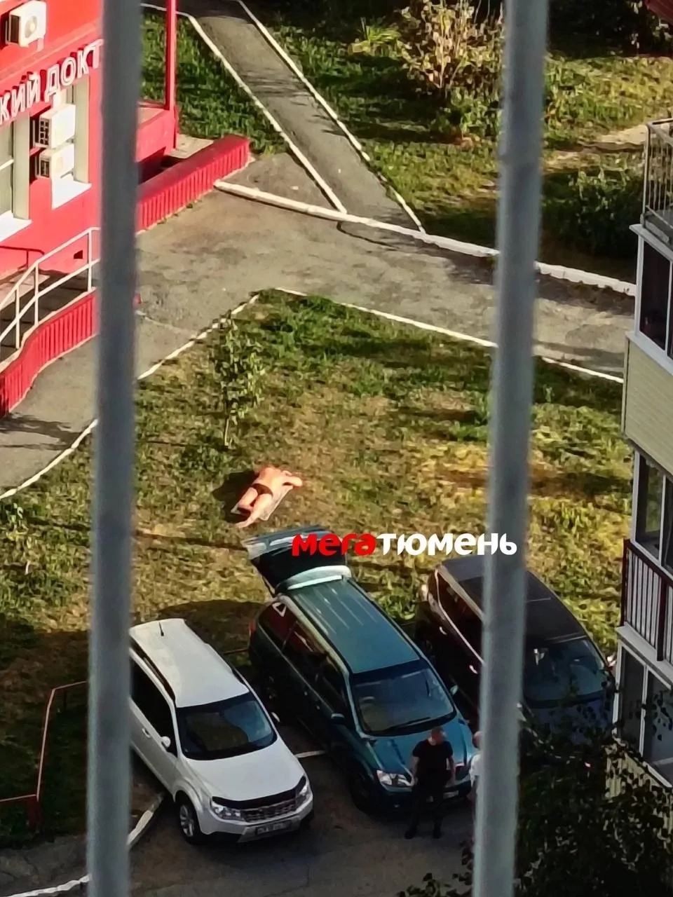 Гольцова, 1. Мужчина сегодня вышел позагорать прям во дворе 😎