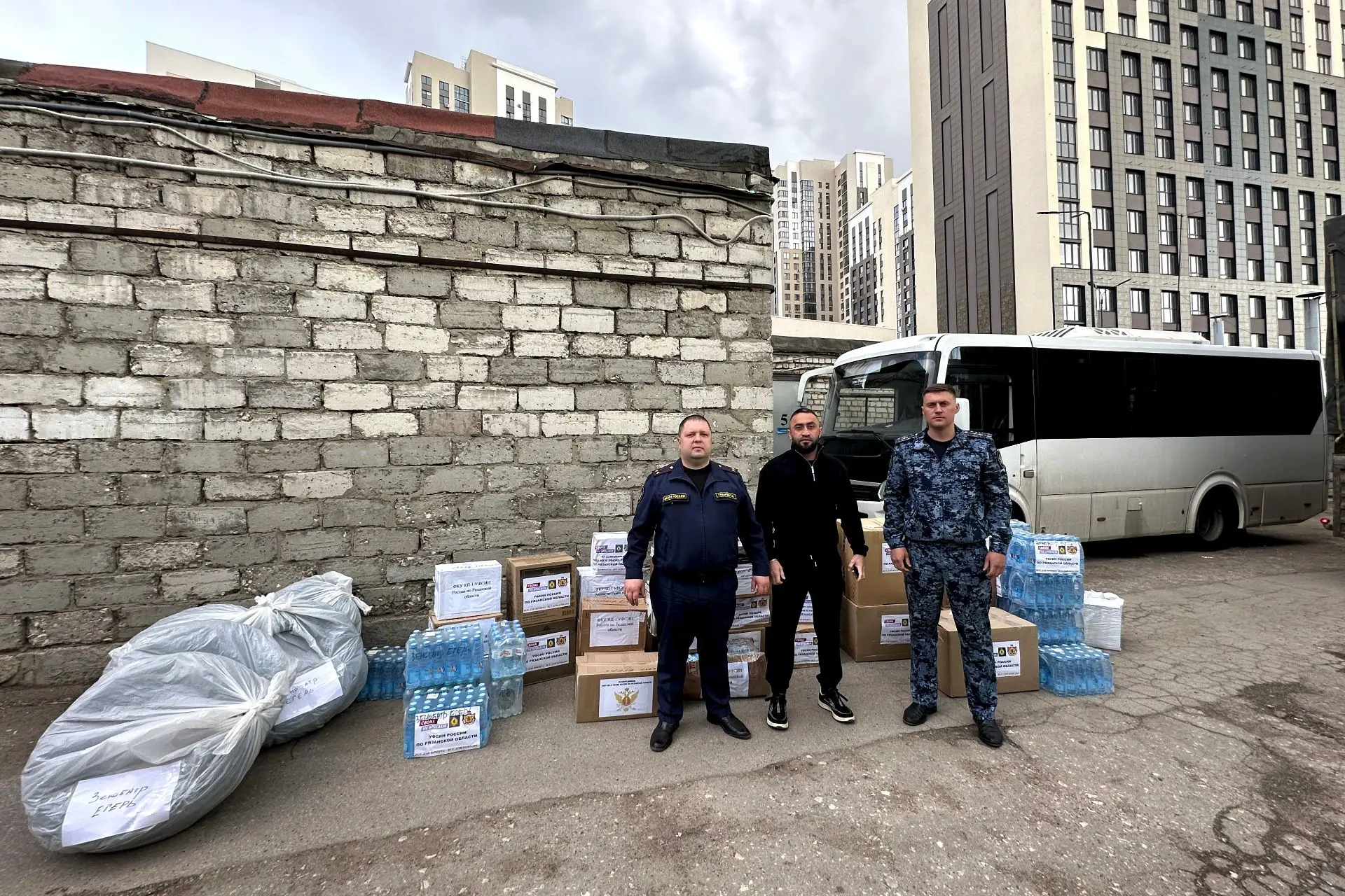 Сотрудники УФСИН передали очередную партию гуманитарной помощи в зону СВО