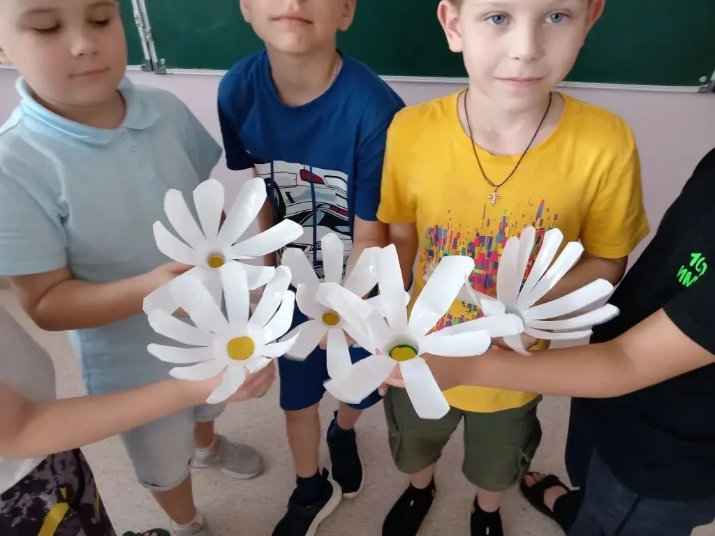 Вот такое необычное занятие сегодня было в лагере! 😍 Ребята создавали цветы из пластиковых бутылок 