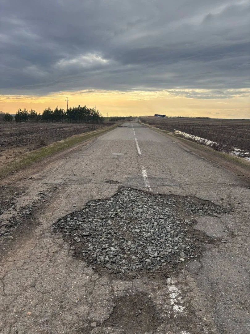 В ходе прокурорской инспекции на дорогах района были обнаружены огромные ямы длиной свыше 3 метров —