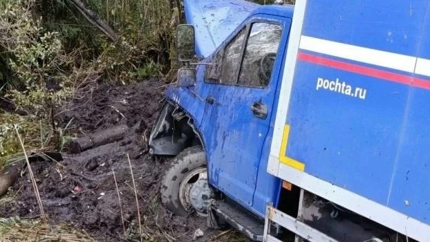 Автомобиль «Почты России» съехал в кювет под Вяртсиля