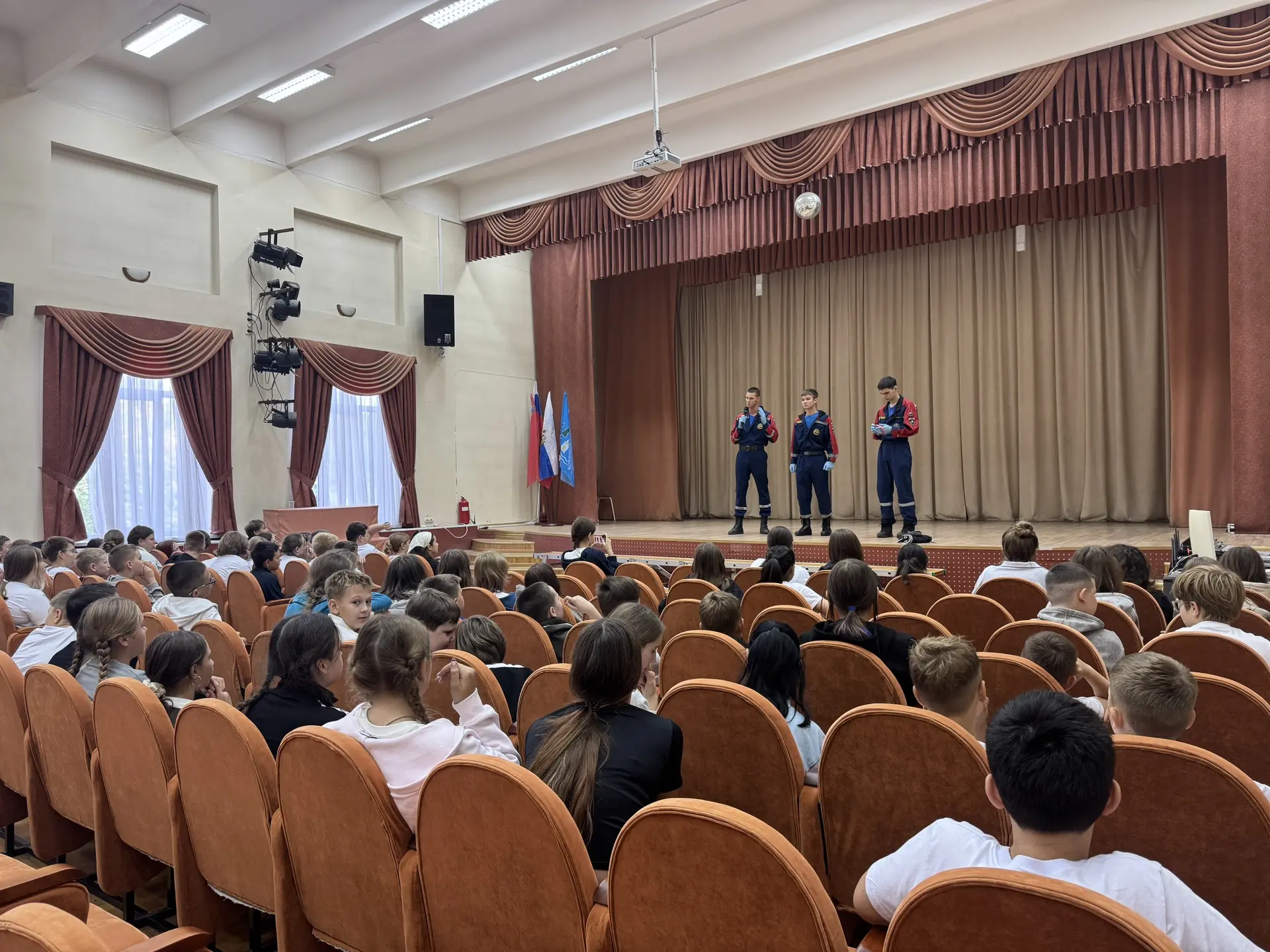 В рамках недели безопасности 4 сентября в МОУ СОШ №22 с УИОП прошли профилактические бе...
