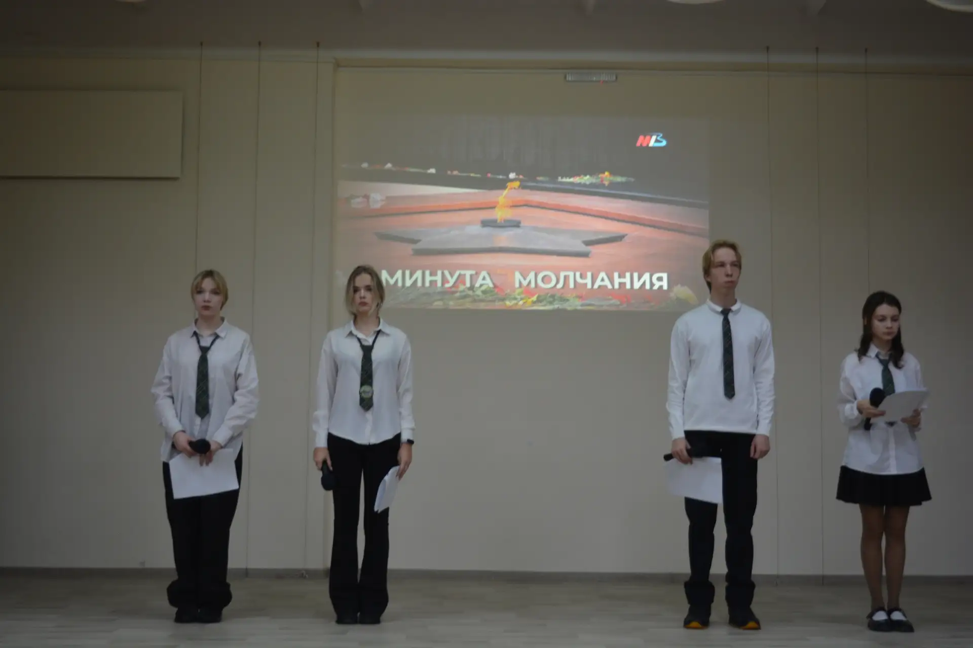 Утро понедельника в симферопольской школе № 30 им. Аматуни традиционно началось с линейки. Сегодня, 